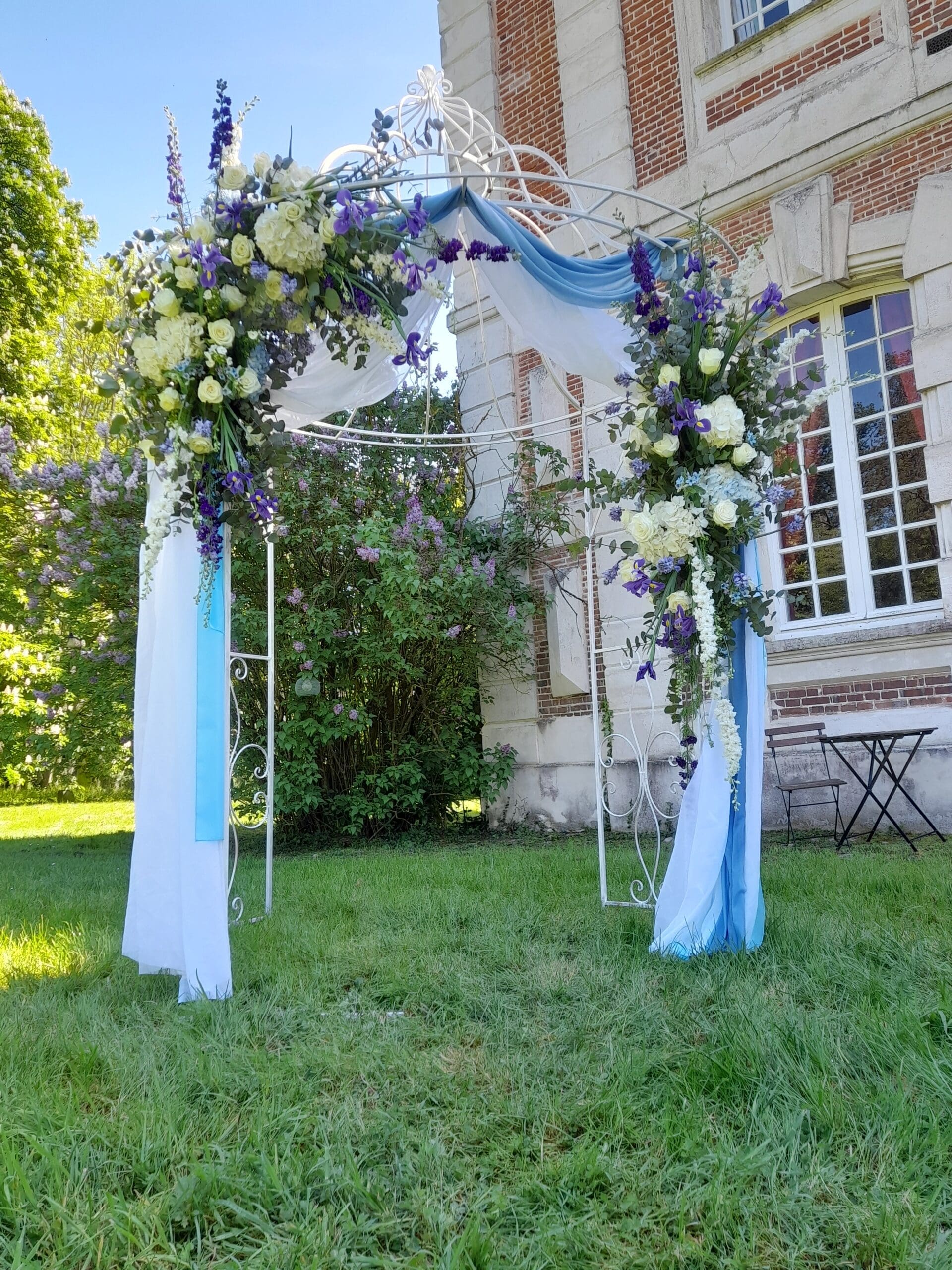 Kiosque en fer forgé fleurs bleu et blanche – Image 2