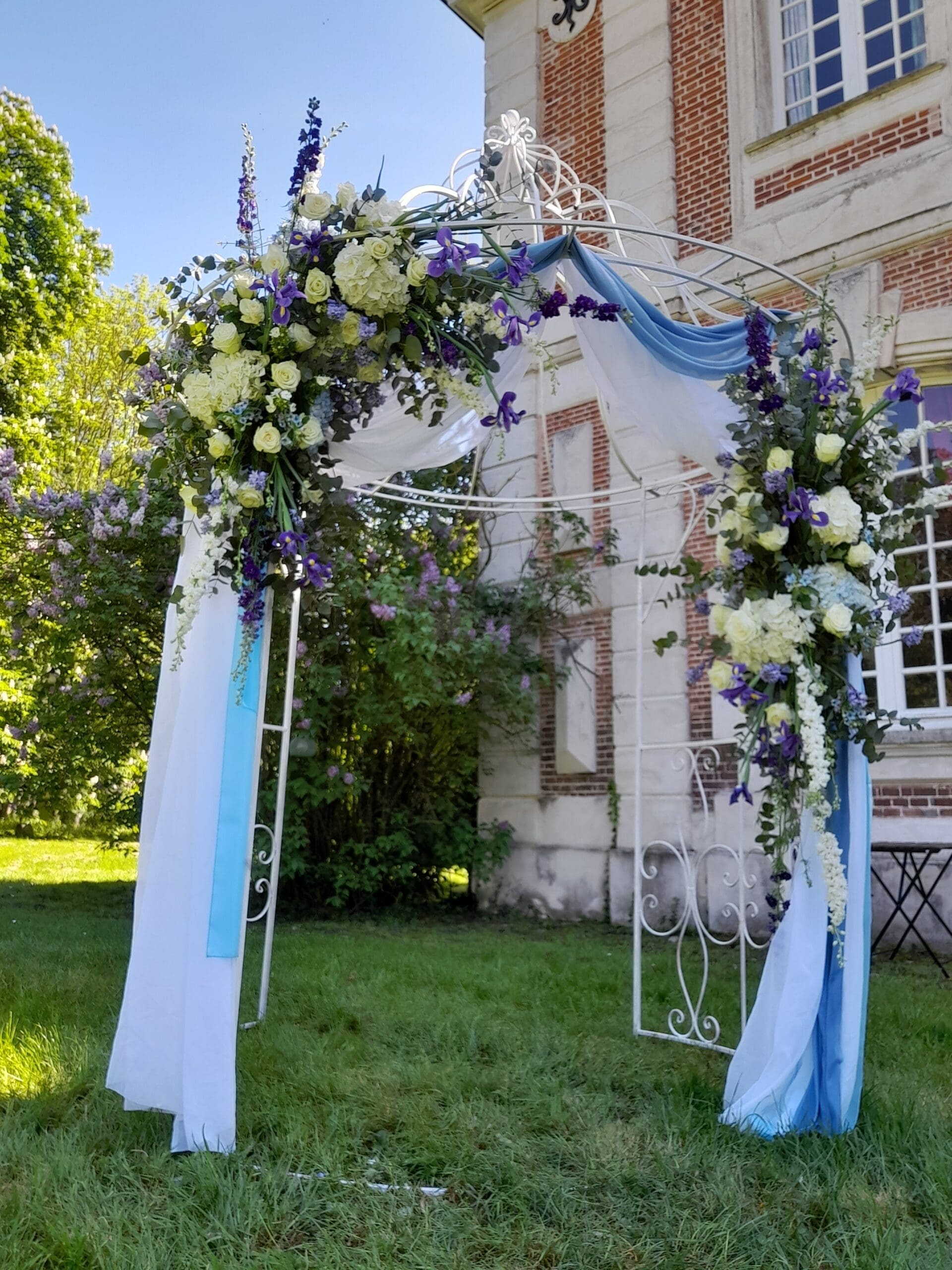 Kiosque en fer forgé fleurs bleu et blanche – Image 4