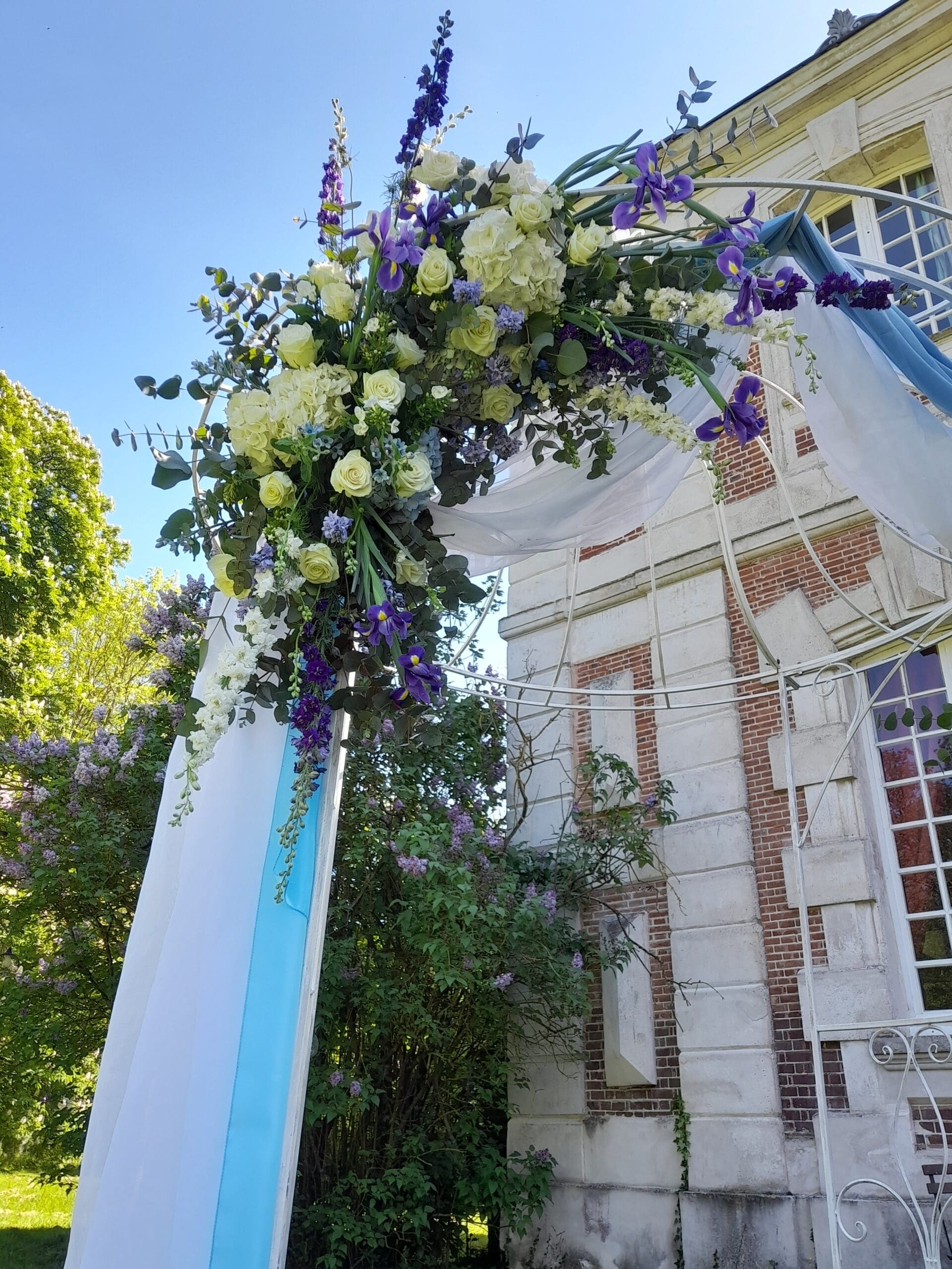 Kiosque en fer forgé fleurs bleu et blanche – Image 5