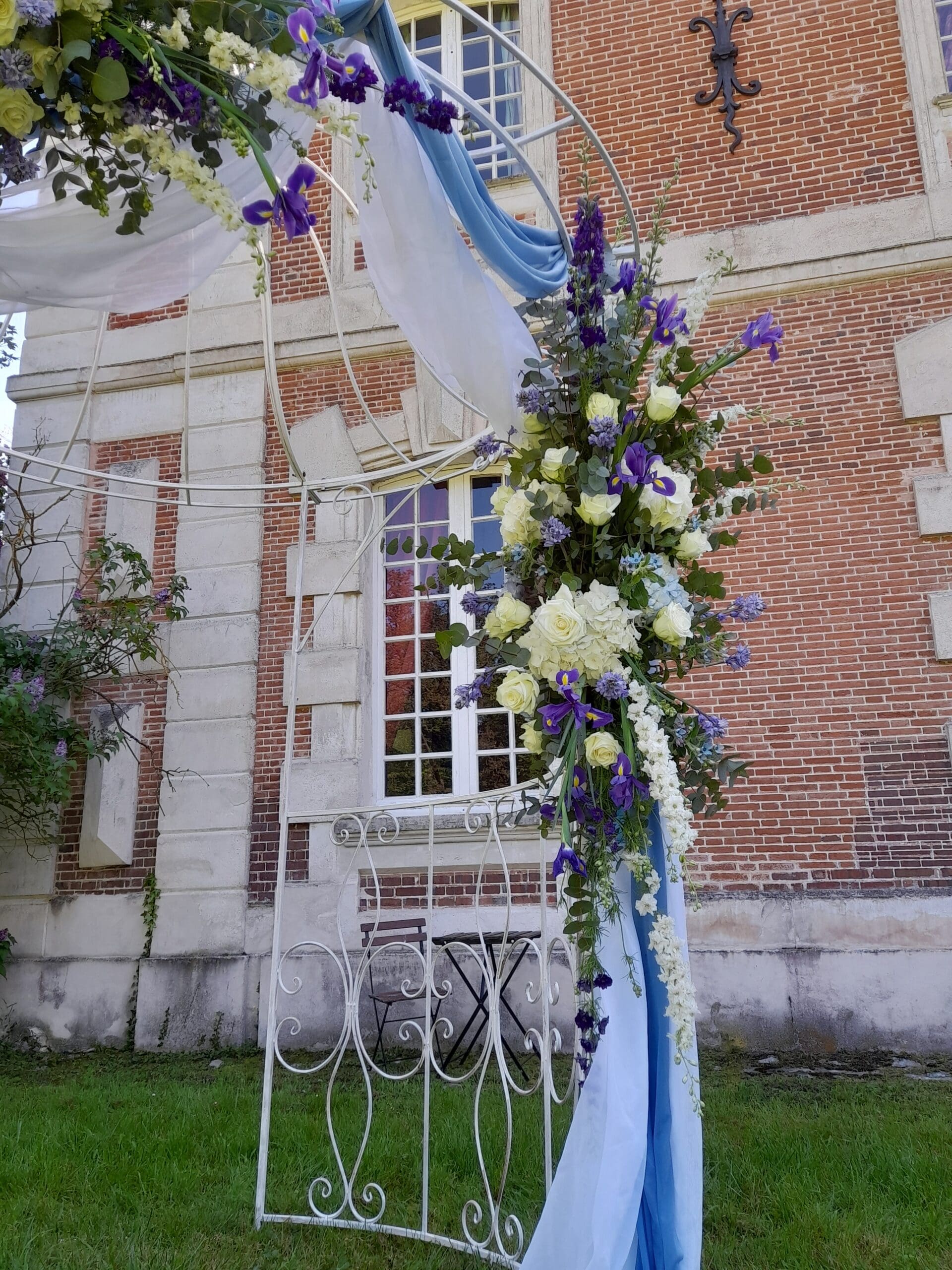 Kiosque en fer forgé fleurs bleu et blanche – Image 6
