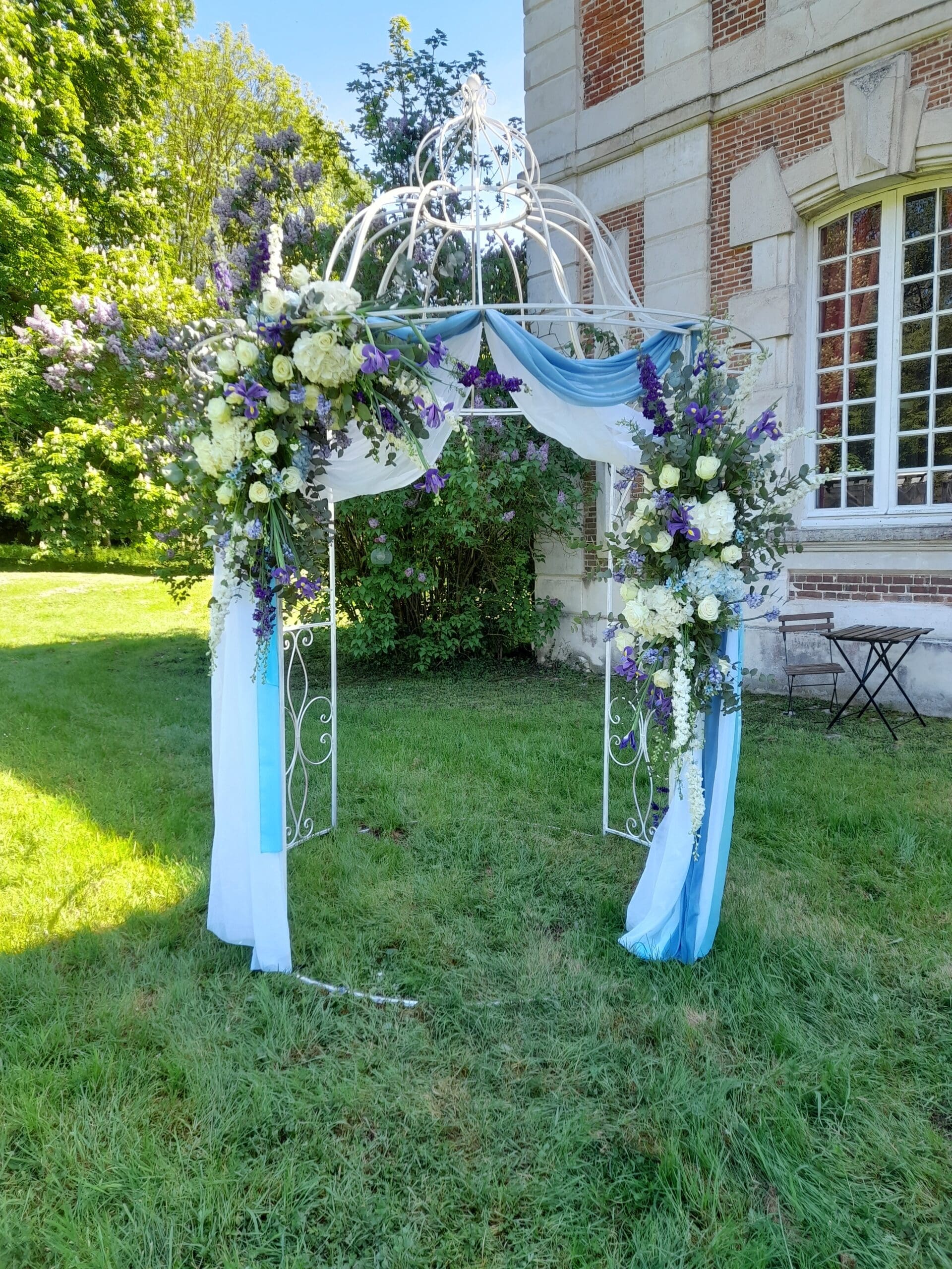Kiosque en fer forgé fleurs bleu et blanche – Image 7