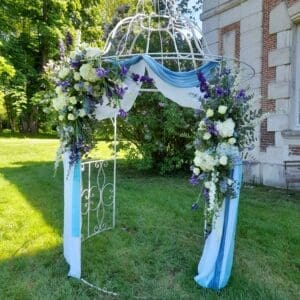Kiosque en fer forgé fleurs bleu et blanche