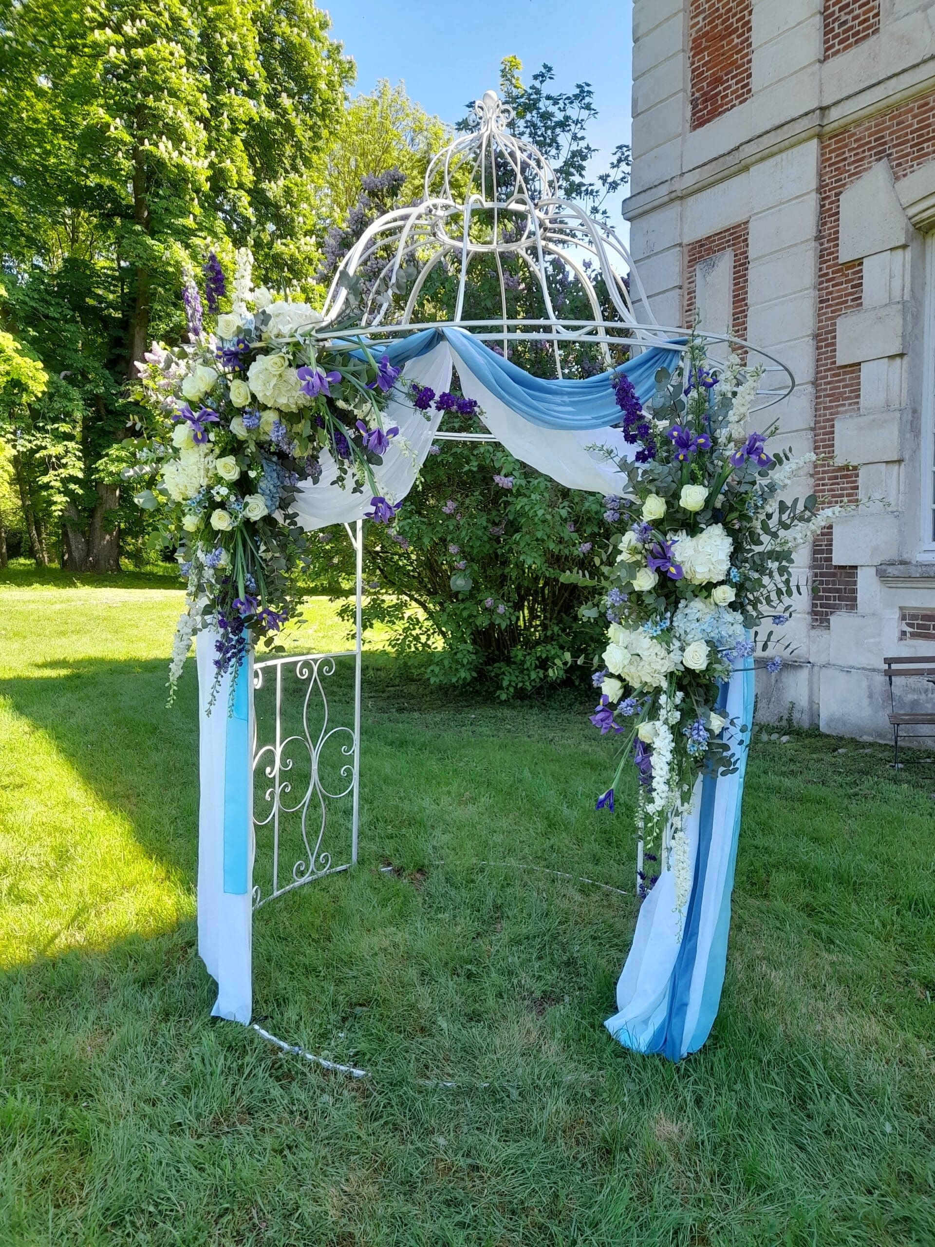 Kiosque en fer forgé fleurs bleu et blanche