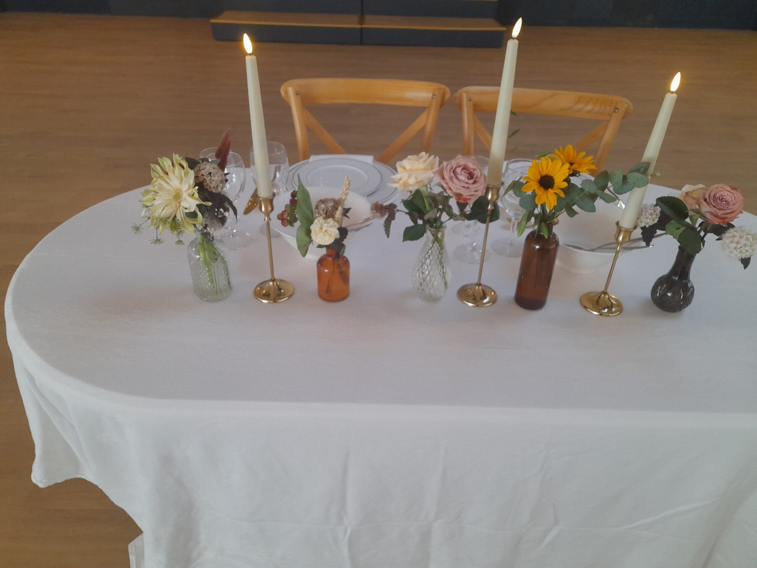 Table d'honneur duo en bois ovale – Image 3